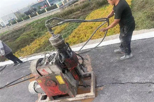 新龙镇马路面下沉注浆加固